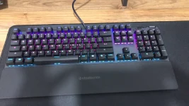 מקלדת גיימינג היברידית מכאנית SteelSeries Apex 5